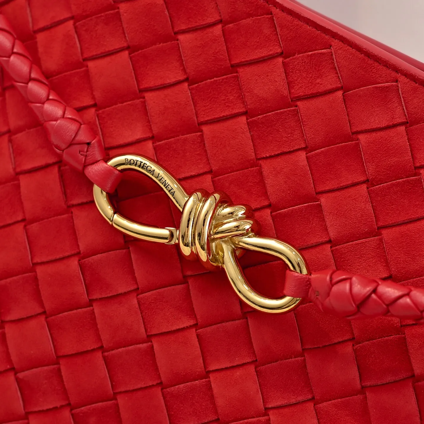 Batch 3760 #BV new deerskin Andiamo 🎈 The warm deerskin velvet Andiamo for autumn and winter is here🍂 Made of cashmere calf deerskin, the touch is softer and more delicate, and the overall body is very full and high-end! The shoulder strap has a sliding metal knot buckle that can be adjusted at will. It can be carried on the shoulder/hand-held/cross-body in various ways. The bag has a large capacity and is suitable for commuting/daily use/traveling. This bag is divided into small/medium/large sizes. There is always one that suits you. Then take me with you🎀🎀 Style number: 5543 Size: 45x22x34